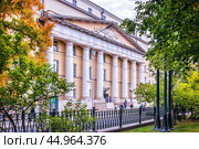 Покровские казармы, здание Лукойл, Покровский бульвар, Москва (2023 год). Редакционное фото, фотограф Baturina Yuliya / Фотобанк Лори
