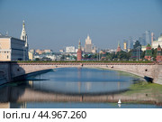 Большой Москворецкий мост через Москву-реку. Москва, Россия (2024 год). Редакционное фото, фотограф Елена Коромыслова / Фотобанк Лори