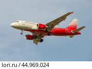 Самолет Airbus A319-111 "Новокузнецк" (VQ-BAT) авиакомпании "Rossiya - Russian Airlines" на глиссаде солнечным днем (2018 год). Редакционное фото, фотограф Виктор Карасев / Фотобанк Лори