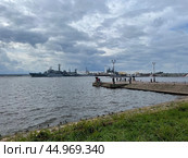 Вид на военные корабли. Петровская (Зимняя) пристань, Средняя гавань. Город Кронштадт, Россия. Редакционное фото, фотограф Щеголева Ольга / Фотобанк Лори