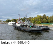 Рейдовые буксиры проекта 04985, РБ-98, РБ-327. Катер "Буревестник". Петровская пристань, Санкт-Петербург, город Кронштадт, Россия. Редакционное фото, фотограф Щеголева Ольга / Фотобанк Лори