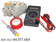 Цифровой мультиметр и автоматический электрический выключатель. Digital multimeter and circuit breakers with wires. Стоковое фото, фотограф Татьяна Д / Фотобанк Лори