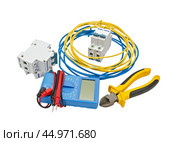 Цифровой мультиметр и автоматический электрический выключатель. Digital multimeter and circuit breakers with wires. Стоковое фото, фотограф Татьяна Д / Фотобанк Лори