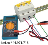 Цифровой мультиметр и автоматический электрический выключатель. Digital multimeter and circuit breakers with wires. Стоковое фото, фотограф Татьяна Д / Фотобанк Лори