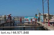 Anapa Russia 10.23.23 Beluga whale Delphinapterus leucas is a species of toothed whales from the narwhal family. People prepare to take photos with a beluga whale after a sea show at the dolphinarium. Редакционное видео, видеограф Юлия Петровская / Фотобанк Лори