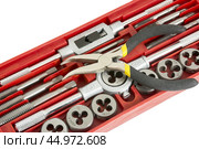 Набор инструментов для нарезания резьбы на белом фоне. Instrument for cutting of screw-thread. Стоковое фото, фотограф Татьяна Д / Фотобанк Лори