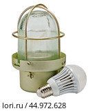 Осветительная лампа с защитным металлическим кожухом на белом фоне. A lighting lamp with a protective metal casing isolated over white background. Стоковое фото, фотограф Татьяна Д / Фотобанк Лори