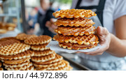 Вкуснейшие голландские стропвафли, продаваемые уличными торговцами. Стоковое AI-изображение, AI-художник ФотоИнтеллект / Фотобанк Лори