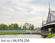 Вид на Путевой дворец, Спасо-Преображенский собор и Староволжский мост. Тверь. Россия. Редакционное фото, фотограф E. O. / Фотобанк Лори