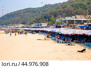 Crowded sandy beach with tourists on vacation on Koh Larn Island. Travel and tourism. Thailand, Pattaya (2024 год). Редакционное фото, фотограф Коханова Наталья / Фотобанк Лори
