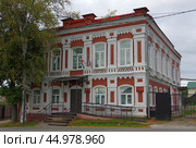 Дом купца Н.В. Варлашова. Пермский край, город Добрянка, Советская улица, дом 36. Редакционное фото, фотограф Алексей Иванов / Фотобанк Лори