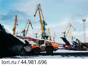 Снег, Мурманск, фронтальный погрузчик,  телескопический ленточный транспортер на угольном терминале в морском порту, портовые краны (2014 год). Стоковое фото, фотограф Павел Просянов / Фотобанк Лори