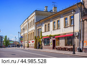 Городская усадьба Боткиных, кафе и столики, улица Покровка, Москва (2023 год). Редакционное фото, фотограф Baturina Yuliya / Фотобанк Лори