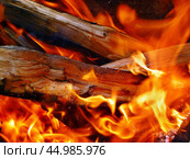Костровище, горящее полено, пламя и угли. A bonfire, a burning log, flames and coals. Стоковое фото, фотограф Татьяна Д / Фотобанк Лори