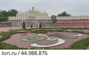 LOMONOSOV, SAINT PETERSBURG, RUSSIA - September 16, 2024: Video of the majestic Menshikov Palace from regular ornamental Lower Garden in Oranienbaum Park on summer foggy day. Popular city landmark. Редакционное видео, видеограф Виктория Катьянова / Фотобанк Лори