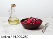 Салат из свеклы, моркови, картофеля, капусты и зеленого горошка в чашке на столе. Традиционный русский салат-винегрет. Стоковое фото, фотограф Серега Стяжкин / Фотобанк Лори