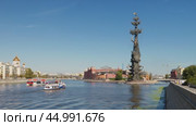 Москва-река в районе Крымской набережной. Памятник Петру Первому, Храм Христа Спасителя. По реке проплывают два речных прогулочных теплохода. Редакционное видео, видеограф Сергей Никифоров-Гордеев / Фотобанк Лори