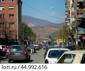 Улица в сербской части города Косовская Митровица, Косово. Солнечный весенний день. (2008 год). Редакционное фото, фотограф Александр Кузнецов / Фотобанк Лори