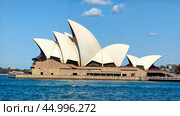 Sydney Opera House in Sydney Harbor with downtown skyline. Стоковое AI-изображение, AI-художник Андрей Аркуша / Фотобанк Лори