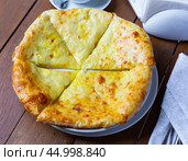 Delicious dish khachapuri Iveria with suluguni cheese. Стоковое фото, фотограф Яков Филимонов / Фотобанк Лори