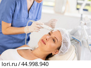 Young woman cosmetologist doing microcurrent procedure to young woman. Стоковое фото, фотограф Яков Филимонов / Фотобанк Лори