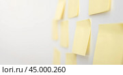 Set of blank yellow sticky notes. Business people meeting and use post it notes to share idea on sticky note. Using task control of agile development methodology. Стоковое фото, фотограф Павел Муравьев / Фотобанк Лори