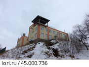 Невьянский бизнес-инкубатор на краю скалы. Невьянск, улица Энгельса, дом 29 (2019 год). Стоковое фото, фотограф Алексей Иванов / Фотобанк Лори