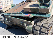 Трофейная военная техника НАТО, подбитая боевая машина пехоты Бредли М2А2 армии США, на выставке, Площадь Павших Борцов, Волгоград, Россия. Редакционное фото, фотограф Андрей Цыганков / Фотобанк Лори