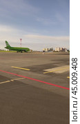 IRKUTSK, RUSSIA - September 13, 2024: Vertical video of the Irkutsk airport runway with colored runway markings for preparing of flight of modern green S7 Airlines aircraft on sunny summer morning. Редакционное видео, видеограф Виктория Катьянова / Фотобанк Лори