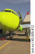 IRKUTSK, RUSSIA - September 13, 2024: Vertical video of preparation for flight of modern green aircraft of S7 Airlines, delivery of baggage and movement of mobile boarding ramp for passengers. Редакционное видео, видеограф Виктория Катьянова / Фотобанк Лори