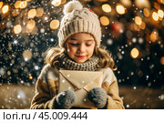 A little girl in winter clothes holding an envelope outside in snowy weather against the background of lights. A letter for Santa Claus. The winter atmosphere of a festive invitation. Стоковое AI-изображение, AI-художник Photojuli / Фотобанк Лори