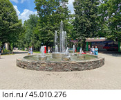 Фонтан в Чистяковской роще, Краснодар (2023 год). Редакционное фото, фотограф Мария Кылосова / Фотобанк Лори