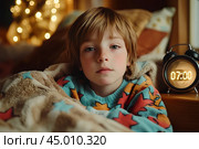 Ребенок проснулся по будильнику, пора в школу, на часах 07:00. Стоковое AI-изображение, AI-художник Щеголева Ольга / Фотобанк Лори