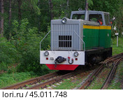 Тепловоз ТУ7А-3356 маневрирует на станции Звёздная, Южно-Уральская ДЖД, Челябинск (2024 год). Редакционное фото, фотограф Алексей Иванов / Фотобанк Лори