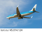Самолет Boeing 737-8BK (PH-BXU) авиакомпании KLM Royal Dutch Airlines на глиссаде солнечным днем (2018 год). Редакционное фото, фотограф Виктор Карасев / Фотобанк Лори