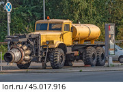 КрАЗ-255, на котором дополнительно смонтирован реактивный авиационный двигатель ВК-1. Машина для удаления с бетонных покрытий аэродромов влаги, снега и гололёдных образований. Санкт-Петербург. Редакционное фото, фотограф Румянцева Наталия / Фотобанк Лори