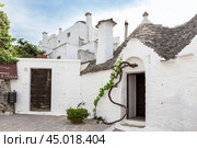 Alberobello, Puglia, Italy - June 26, 2019: Trulli Village white House. Стоковое фото, фотограф Лариса Гордеева / Фотобанк Лори