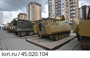 Подбитая американская БМП W2A2 «BRADLEY». Гусеничная бронированная машина армии США. Передвижная выставка трофейной техники НАТО "Сила v правде- гордость и победа" (2024 год). Редакционное видео, видеограф Александр Тараканов / Фотобанк Лори