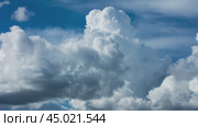 A time-lapse of cumulus clouds against the blue summer sky. Таймлапс кучевых облаков на фоне синего летнего неба. Стоковое видео, видеограф Валерий Тесаков / Фотобанк Лори
