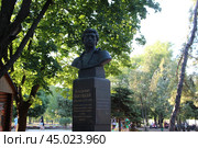 Бюст Владимира Высоцкого в парке Поддубного города Ейска (2024 год) Редакционное фото, фотограф хохрякова альбина накиповна / Фотобанк Лори