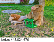 Брошенные на улице мягкие детские игрушки. Стоковое фото, фотограф Александр Тараканов / Фотобанк Лори