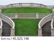 Мраморная витая лестница с зеленью в центре, симметрия, ритм. Стоковое фото, фотограф Алена Горбунова / Фотобанк Лори
