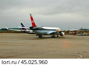 Cамолет авиакомпании Nordwind Airlines на стоянке в аэропорту. Казань, Россия (2024 год). Редакционное фото, фотограф Вадим Хомяков / Фотобанк Лори