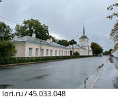 Дом Петергофского дворцового правления (Дом с башней), ансамбль Кавалерских домов. Правленская улица, город Петергоф. Россия. Редакционное фото, фотограф Щеголева Ольга / Фотобанк Лори