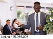 Happy middle-aged man standing with his back to waiting room. Стоковое фото, фотограф Яков Филимонов / Фотобанк Лори