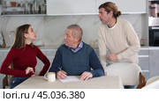 Family members giving advice to old man and discussing inheritance. Family members discussing inheritance. Стоковое видео, видеограф Яков Филимонов / Фотобанк Лори