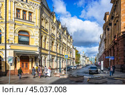 Доходный дом Третьяковых, Кузнецкий мост, улица Рождественка, Москва (2023 год). Редакционное фото, фотограф Baturina Yuliya / Фотобанк Лори