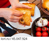 Spanish Pan con Tomate - cook rubs bread with tomatoes. Стоковое фото, фотограф Яков Филимонов / Фотобанк Лори