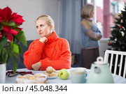 Elderly mother quarreling with daughter during christmas time. Стоковое фото, фотограф Яков Филимонов / Фотобанк Лори