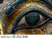 Ancient egyptian eye of horus watching you from golden mask. Стоковое AI-изображение, AI-художник Иван Рябоконь / Фотобанк Лори